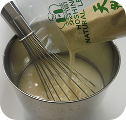 温水（３０℃）を混ぜながらホシノ天然酵母パン種を少しずつ入れ、ダマにならないよう均一に混ぜます。
